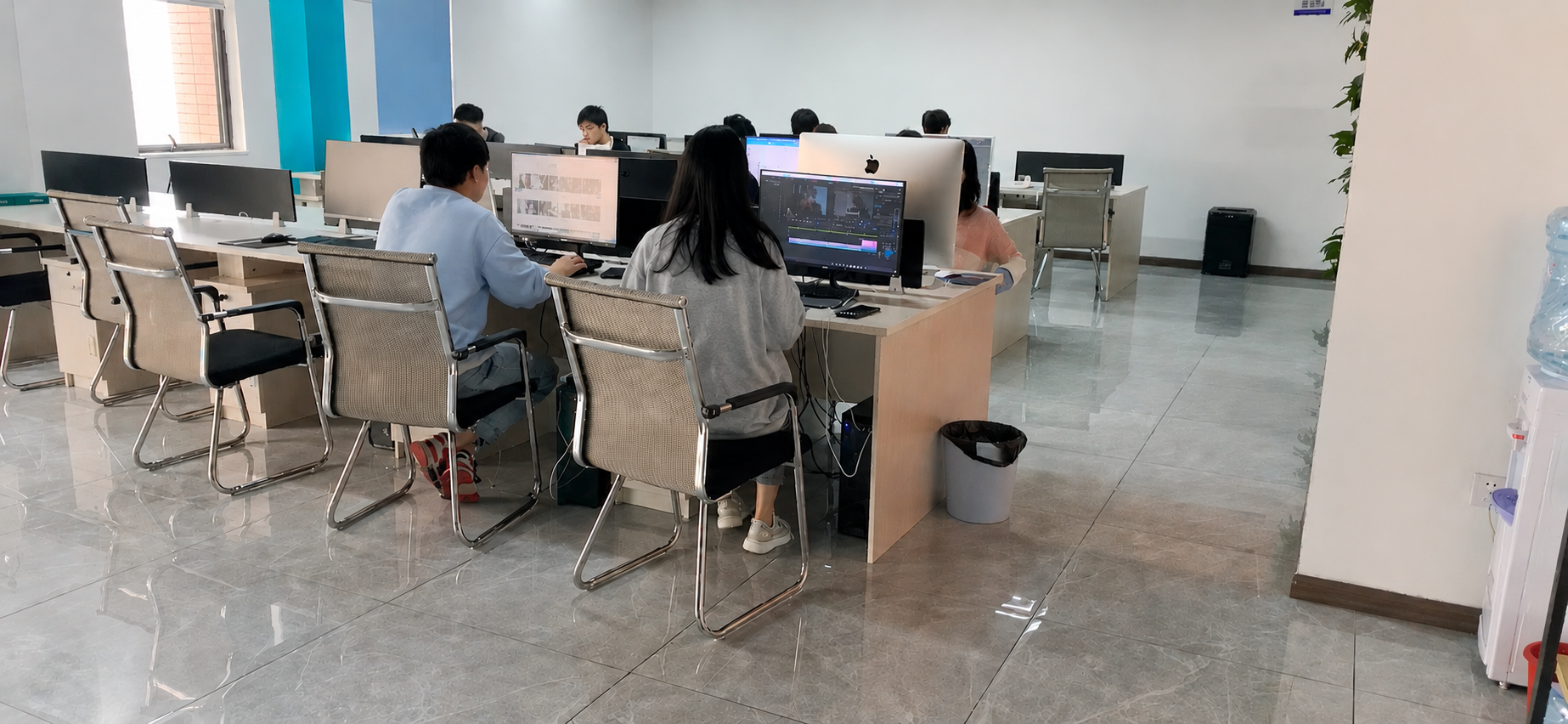方思云研发办公现场